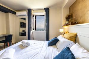 a bedroom with a large white bed with a window at Domus Mea, Case Vacanza Vista Mare vicino Taormina in Forza dʼAgro +51 photos