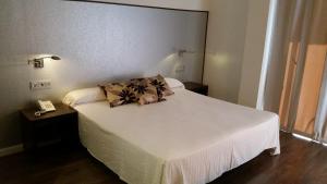 Postel nebo postele na pokoji v ubytování Hotel Embarcadero de Calahonda de Granada
