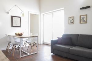 een woonkamer met een bank en een tafel bij Dolomiti di Brenta House in Madonna di Campiglio