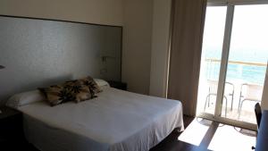 Postel nebo postele na pokoji v ubytování Hotel Embarcadero de Calahonda de Granada