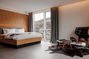 Rúm í herbergi á ION Adventure Hotel, Nesjavellir, a Member of Design Hotels