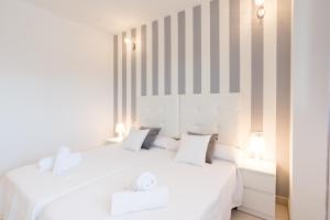 Posteľ alebo postele v izbe v ubytovaní Hill apartment with terrace, parking, pool & paddle court