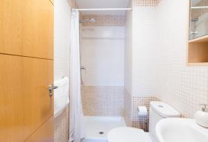 Kúpeľňa v ubytovaní Hill apartment with terrace, parking, pool & paddle court
