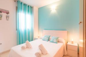 Posteľ alebo postele v izbe v ubytovaní Hill apartment with terrace, parking, pool & paddle court