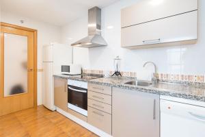 Kuchyňa alebo kuchynka v ubytovaní Hill apartment with terrace, parking, pool & paddle court