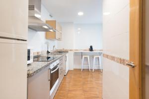 Kuchyňa alebo kuchynka v ubytovaní Hill apartment with terrace, parking, pool & paddle court