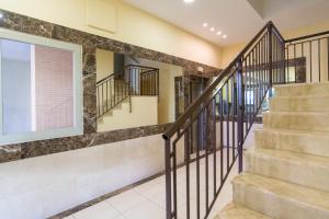 Fotografia z galérie ubytovania Hill apartment with terrace, parking, pool & paddle court v destinácii Torremolinos