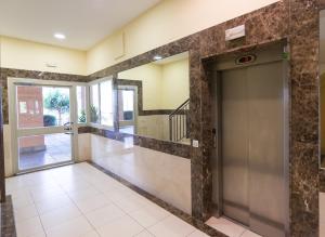 Fotografia z galérie ubytovania Hill apartment with terrace, parking, pool & paddle court v destinácii Torremolinos