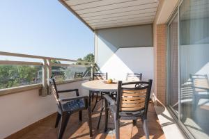 Balkón alebo terasa v ubytovaní Hill apartment with terrace, parking, pool & paddle court