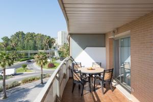Balkón alebo terasa v ubytovaní Hill apartment with terrace, parking, pool & paddle court