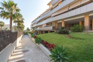 Vonkajšia záhrada v ubytovaní Hill apartment with terrace, parking, pool & paddle court