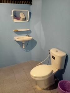 une salle de bain avec des toilettes blanches et un lavabo dans l'établissement House by Klong Kloi beach Koh Chang, à Ban Khlong Kloi 4 autres photos