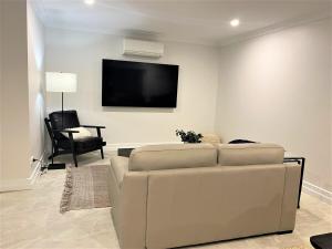 TV a/nebo společenská místnost v ubytování Stunning private unit with pool hosted by Homestayz