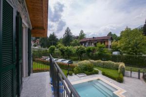 a swimming pool on the balcony of a house at spiaggia uno pool side apartment in Bellagio