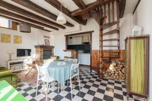 a kitchen and living room with a table and chairs at L'Avallonnaise - Au cœur de la Bourgogne in Avallon