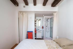 a bedroom with a bed and a shower and a sink at L'Avallonnaise - Au cœur de la Bourgogne in Avallon