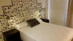 Postel nebo postele na pokoji v ubytování Hotel Embarcadero de Calahonda de Granada