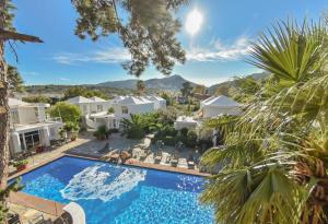 米蒂利尼Loriet Hotel的带游泳池的别墅图片