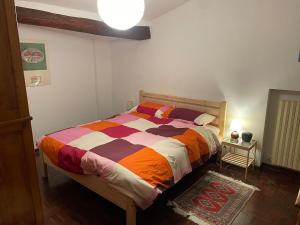 Voodi või voodid majutusasutuse Val Chisone attic home toas