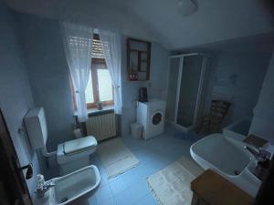 Koupelna v ubytování Val Chisone attic home + 12 fotografií
