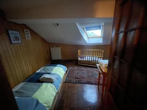 Voodi või voodid majutusasutuse Val Chisone attic home toas