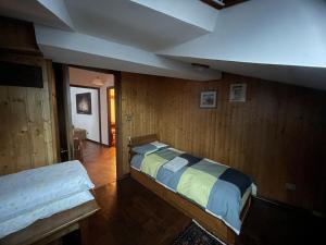 Postel nebo postele na pokoji v ubytování Val Chisone attic home