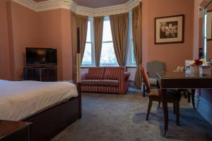 TV a/nebo společenská místnost v ubytování Hollin House Hotel
