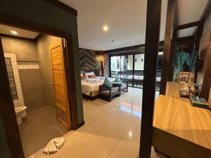 Katil atau katil-katil dalam bilik di โรงแรมชาวเกาะพีพี Chaokoh Phi Phi Island