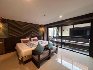 Katil atau katil-katil dalam bilik di โรงแรมชาวเกาะพีพี Chaokoh Phi Phi Island