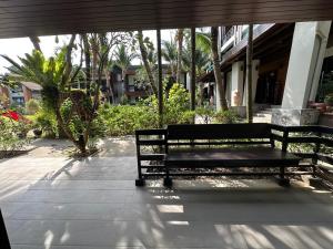 Taman di luar โรงแรมชาวเกาะพีพี Chaokoh Phi Phi Island