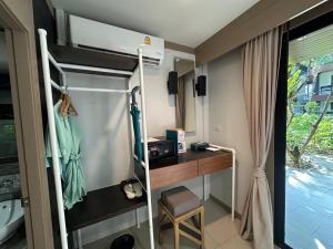 Televisyen dan/atau pusat hiburan di โรงแรมชาวเกาะพีพี Chaokoh Phi Phi Island