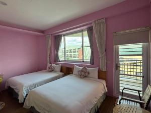 Rúm í herbergi á Ding Dong Homestay