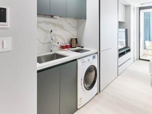 Kuchyň nebo kuchyňský kout v ubytování NewCZ Centum Hotel