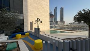 Bazen u ili blizu objekta Magnificent - New 1BR in Canal Front Residences