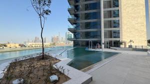 Bazen u ili blizu objekta Magnificent - New 1BR in Canal Front Residences