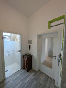 Bilik mandi di zentrale helle Wohnung in Gau-Algesheim mit Balkon