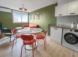 une cuisine et une salle à manger avec une table et des chaises dans l'établissement Cosy T3 Plein Centre, Clim & Balcon, à Toulouse 23 autres photos