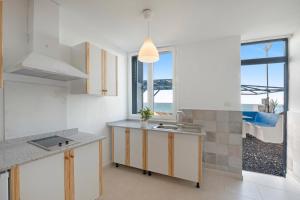 Η κουζίνα ή μικρή κουζίνα στο La Bayana Apartaments - 1