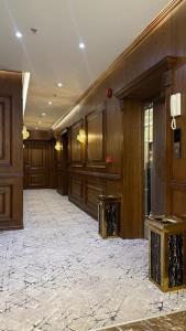 a large lobby with wooden walls and ailed floor at Alula Oasis1 in AlUla