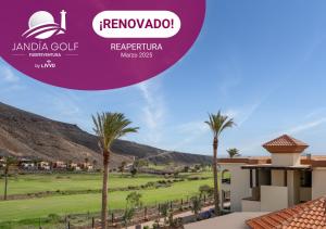 莫罗德哈布雷Hotel LIVVO Jandía Golf的享有棕榈树高尔夫球场的景色