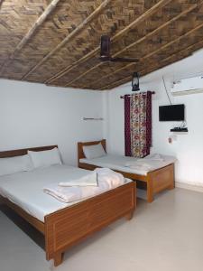 Postel nebo postele na pokoji v ubytování sundarban jungle mahal resort