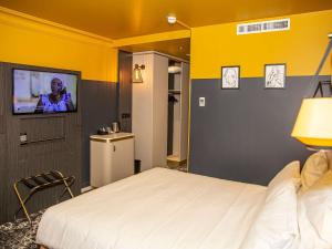 TV a/nebo společenská místnost v ubytování Mercure Honfleur