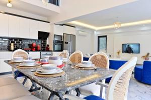 Televisyen dan/atau pusat hiburan di Villa with Amazing View in Faralya - Kabak