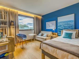 a hotel room with a large bed and a window at Novotel Gdańsk Marina in Gdańsk
