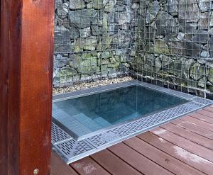 Bazén v ubytování Wellness Hotel Bozeňov nebo v jeho okolí