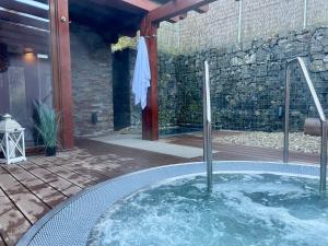 Bazén v ubytování Wellness Hotel Bozeňov nebo v jeho okolí