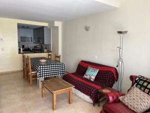 een woonkamer met een bank en een tafel bij Dúplex apartment en Peñíscola in Peñíscola