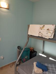 een slaapkamer met een stapelbed en handdoeken bij Dúplex apartment en Peñíscola in Peñíscola