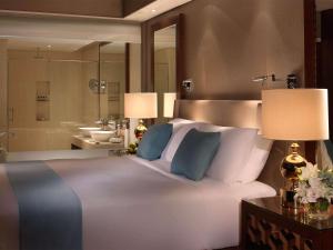 Postel nebo postele na pokoji v ubytování Fairmont Ajman