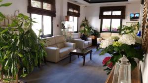 The lobby or reception area at Hotel Embarcadero de Calahonda de Granada